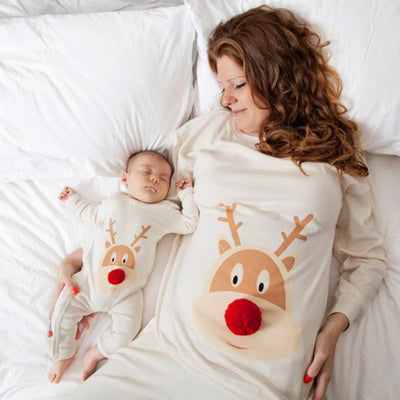 Bola de piel de madre e hija con estampado de ciervo navideño