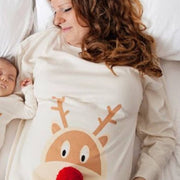 Bola de piel de madre e hija con estampado de ciervo navideño