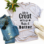 Das Leben ist großartig. Hunde machen es besser. T-Shirt