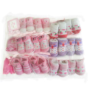Set aus Handschuhen und Socken für Neugeborene in einer Geschenkbox
